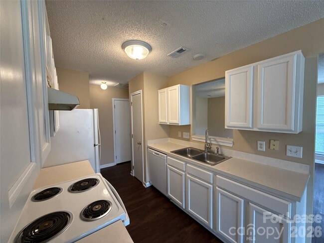 Building Photo - 7037 Breeders Cup Cir