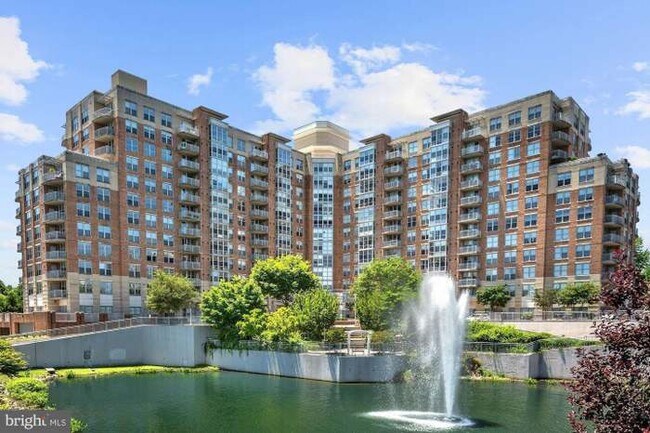 Foto del edificio - 11800 Sunset Hills Rd