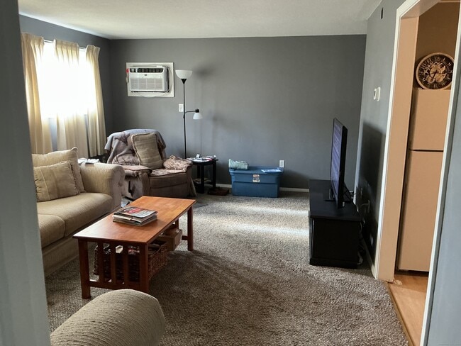 Building Photo - 12 E Farms Rd