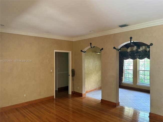 Building Photo - 805 Paradiso Ave