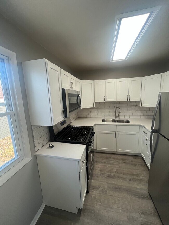Building Photo - Remodeled 3 bedroom home Davenport IA