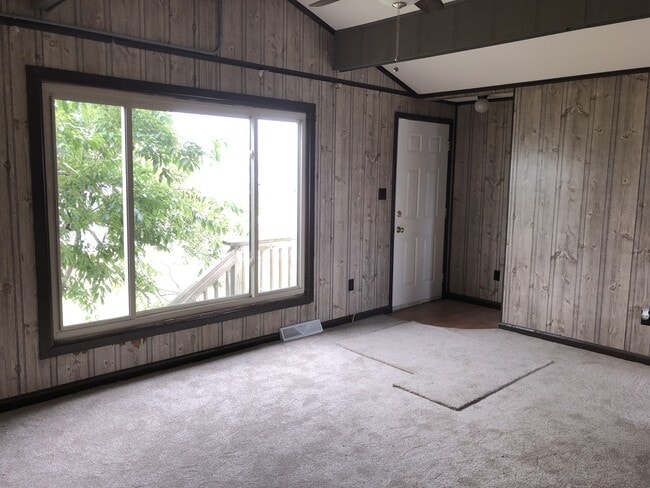 Foto del edificio - Milepost 6-Between Highways