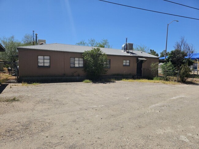 Building Photo - 2733 Sunland Vista