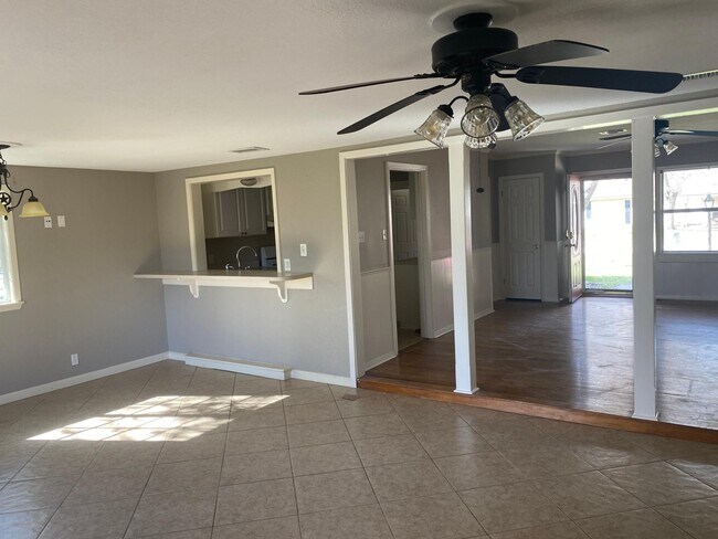 Building Photo - 521 Gardenia St
