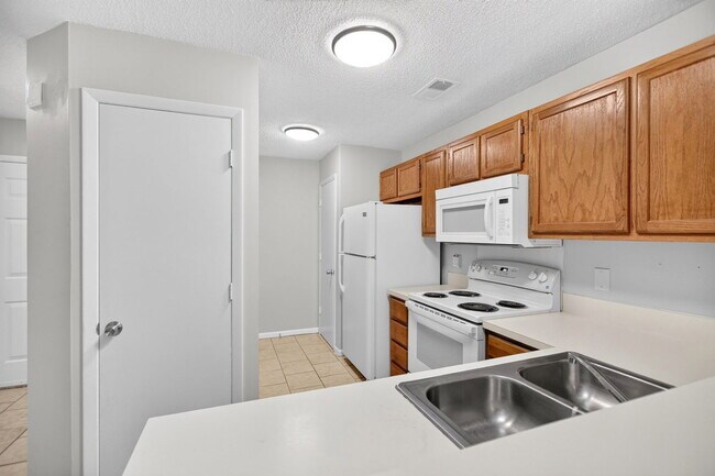 Foto del edificio - 8471 Yadkin Cir