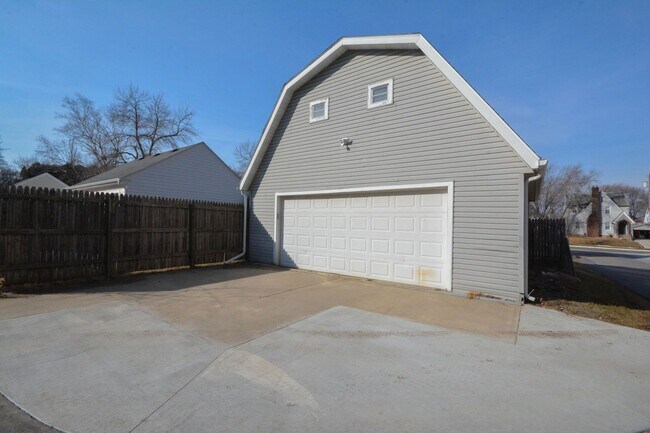 Building Photo - Gorgeous home located just 1 block from St...