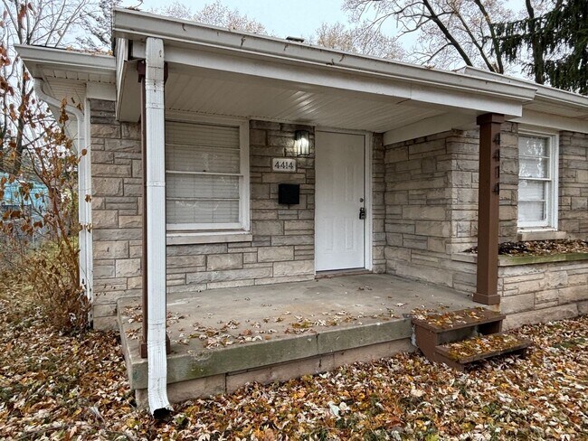 Foto del edificio - AVAILABLE NOW! Charming 2-Bed, 1-Bath Single-Family Home in Indianapolis!