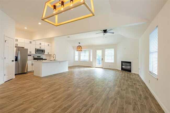 Building Photo - 906 Moon Glow Dr