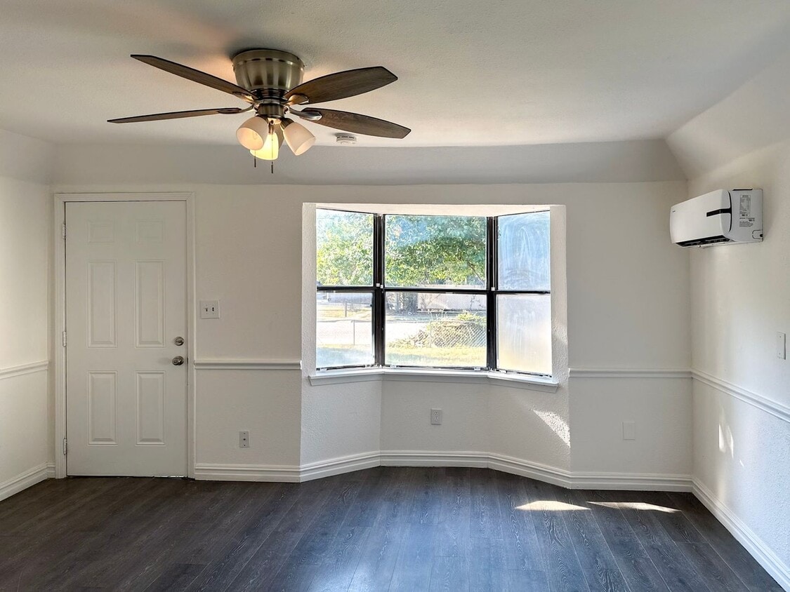 Foto principal - 3 bedroom / 2 bath