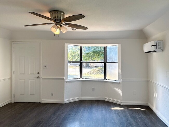 3 bedroom / 2 bath - 3 bedroom / 2 bath House
