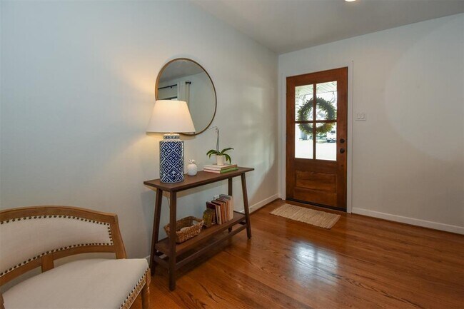 Building Photo - 2110 Hewitt Dr