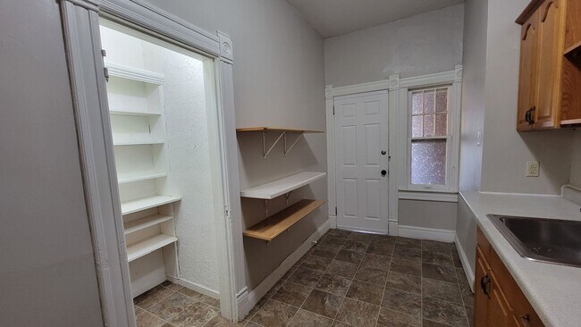 Foto del edificio - Spacious 1 bedroom and studio in the heart of Eat Street