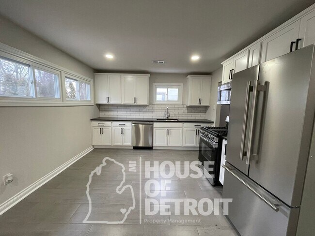 Building Photo - NEW Rental: Charming 3 Bed, 1 Bath House!