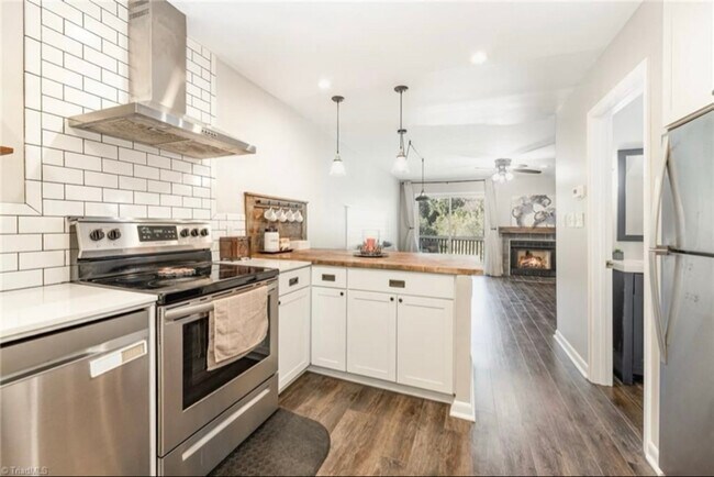 Foto del edificio - 1074 Hickory Glen Rd