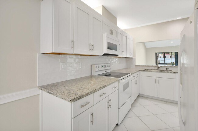 Foto del edificio - 21650 Coronado Ave