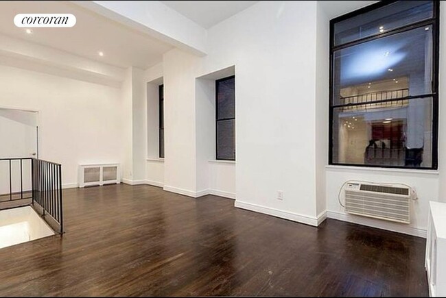 Building Photo - 10 E 13th St