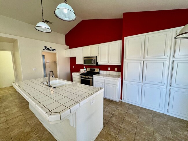 Building Photo - Beautiful 3 bed 2.5 bath home with SOLAR a...