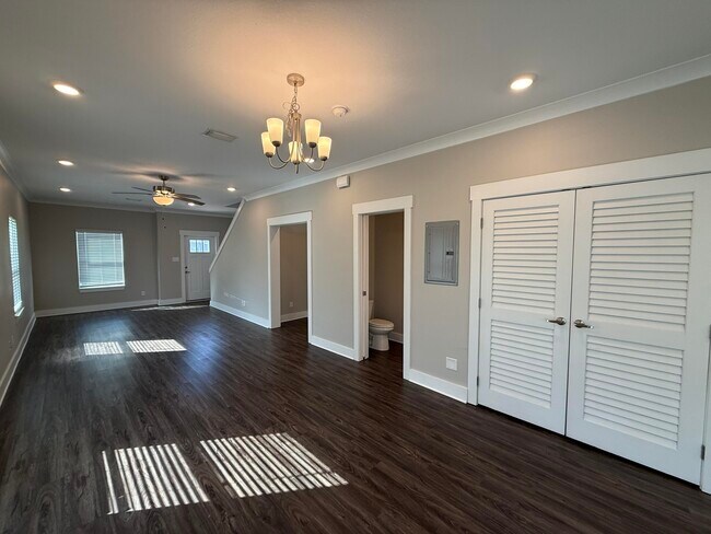 Building Photo - 202 Date Palm Ln