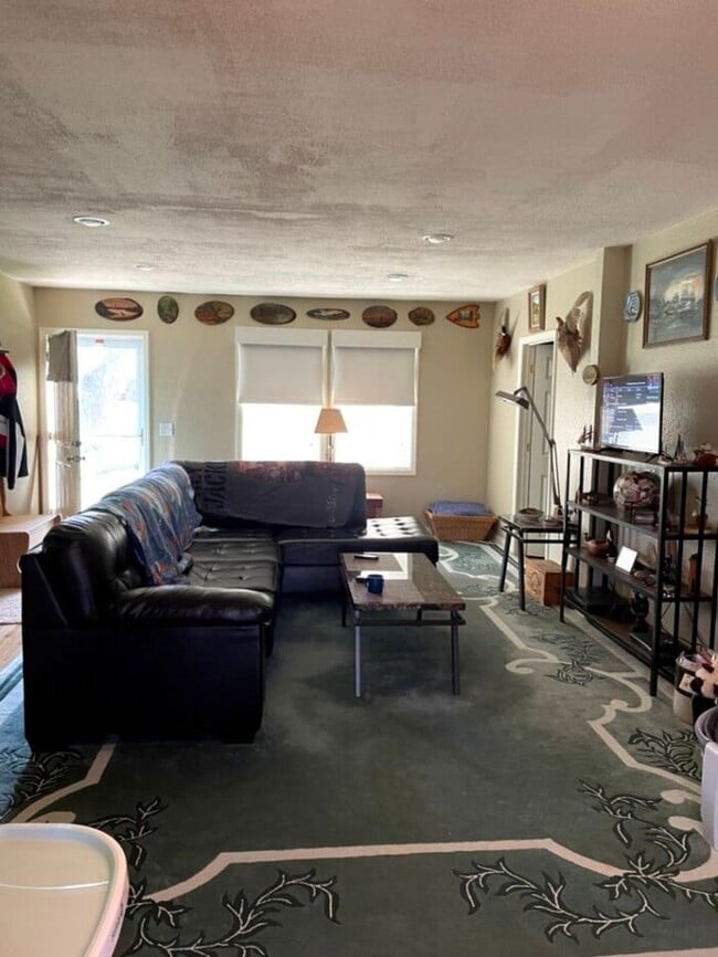 Building Photo - 3 bdrm/1 bath Country Ranch available April 1st!