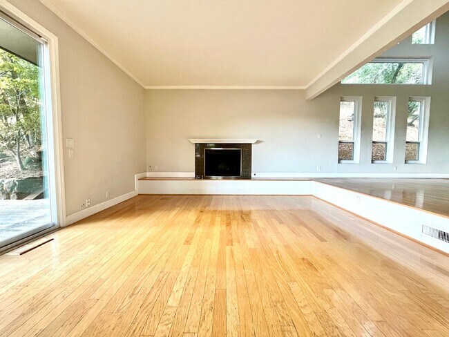 Building Photo - Gorgeous Contemporary 4 Bedroom Home with ...