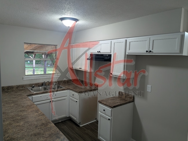 Building Photo - 2628 Hillcrest Dr