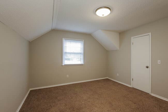 Building Photo - 102 1st Day St