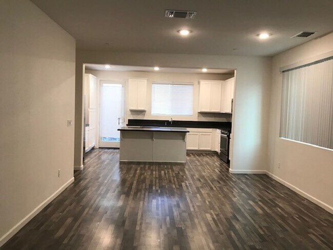 Building Photo - Beautiful home in Natomas, 3+2.5, 2-story, 2-car tandem garage, close to fwy & shopping