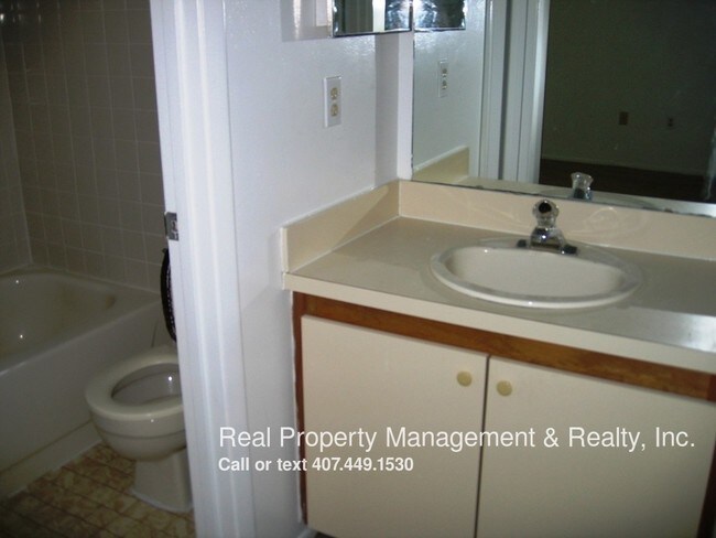 Building Photo - 3 BR / 2 BA Duplex Off Dean Road