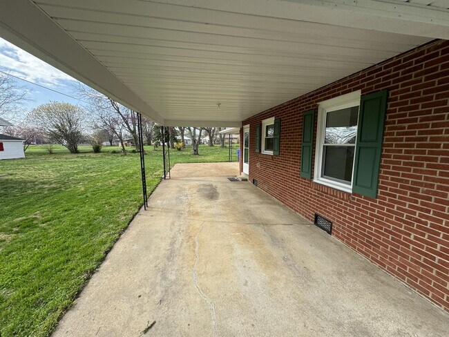 Building Photo - 708 North St