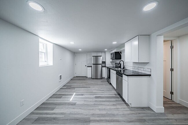 Foto del edificio - Lower unit renovated property near ISU.