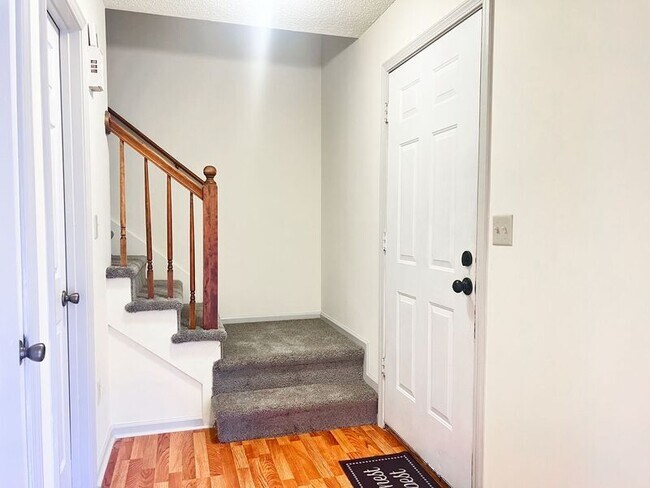 Building Photo - 10 A Setter Ln