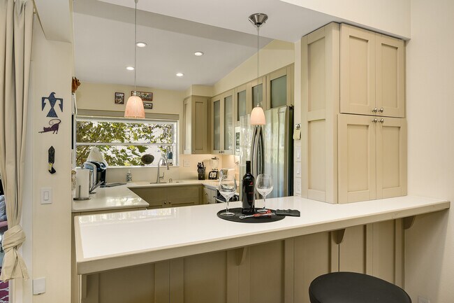 Building Photo - 8840 Villa La Jolla Dr