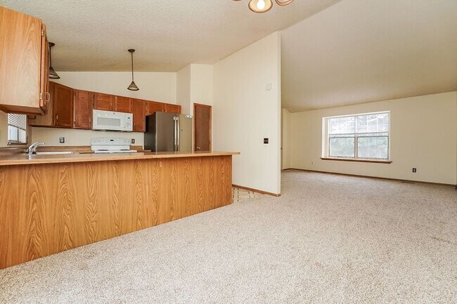 Foto del edificio - 389 Eisenhower Dr