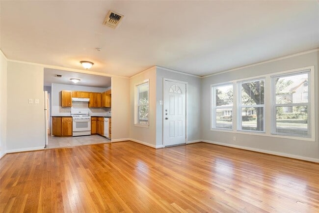 Building Photo - 5519 Huisache St