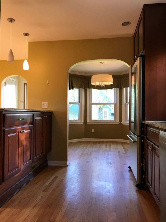 Building Photo - Comfortable house in prime location near the U of M Stadium!