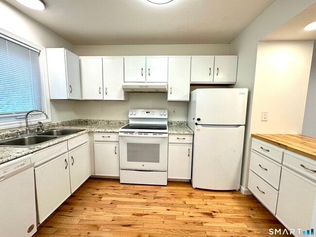 Building Photo - 20 Oak Ridge Dr