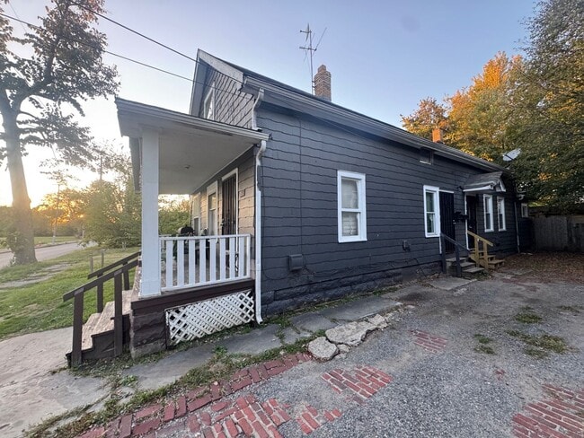 Building Photo - 6107 Fullerton Ave