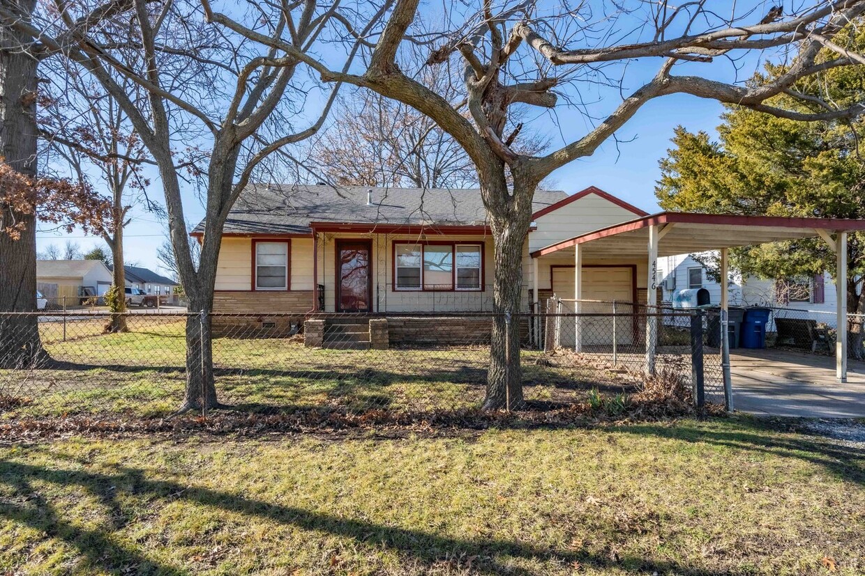 Foto principal - 3 Bed / 1 Bath in West Tulsa!