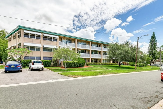 Building Photo - 445 32nd Ave N