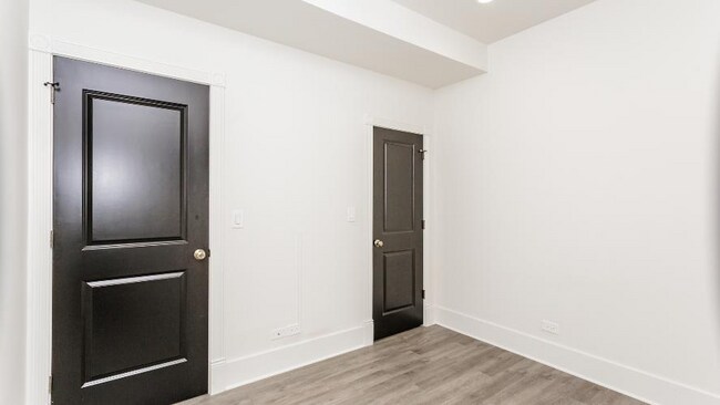 Foto del edificio - 1327 N Wicker Park Ave