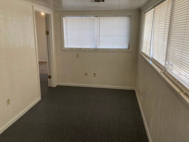 Building Photo - 3850 Victory Dr