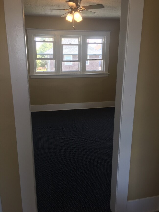 Building Photo - 1502 Hertel Ave