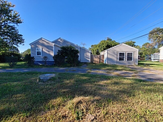Building Photo - 4 bedroom home with detached building