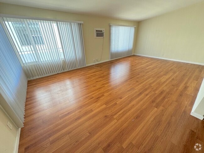 Building Photo - 521 S Manhattan Pl