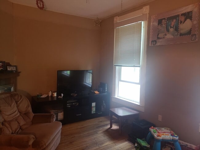 Building Photo - 660 5th St E