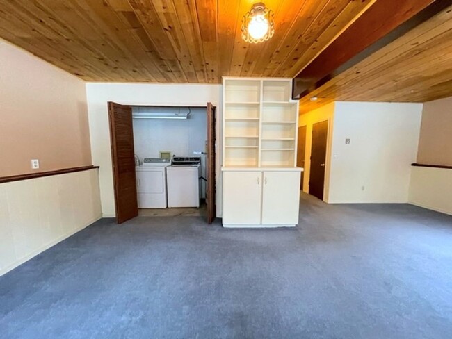 Foto del edificio - East Anchorage Four Bedroom Home with Bonu...