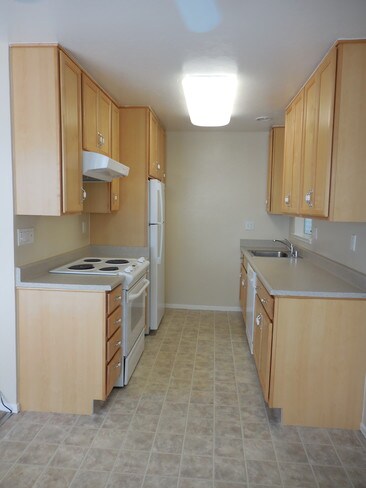 Building Photo - 2168 Carlmont Dr