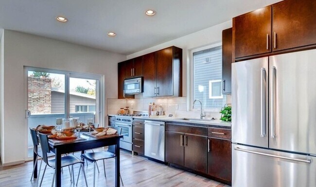 Building Photo - Ballard Townhouse