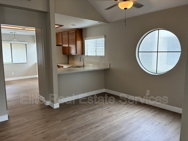 Building Photo - 4582 Villas Dr