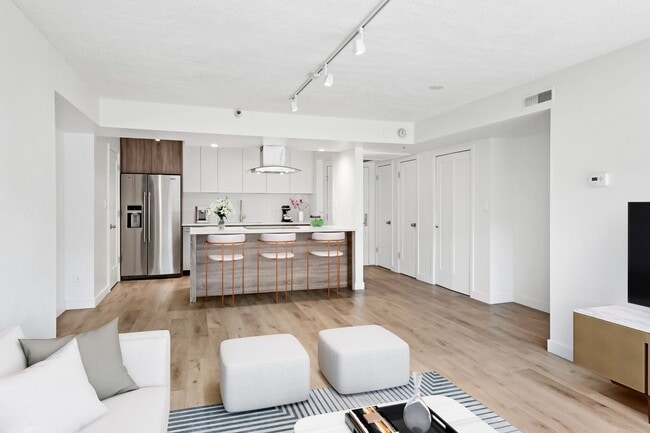 Foto del edificio - 2BR Condo w/ Covered Parking and Balcony Views at Broadway Towers